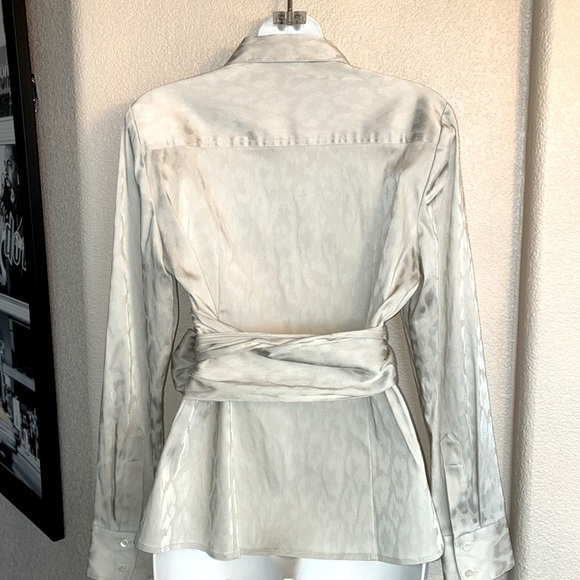 ANN TAYLOR leopard silver/white satin top, wrap front, collar, wide sash 10 - Picture 5 of 17